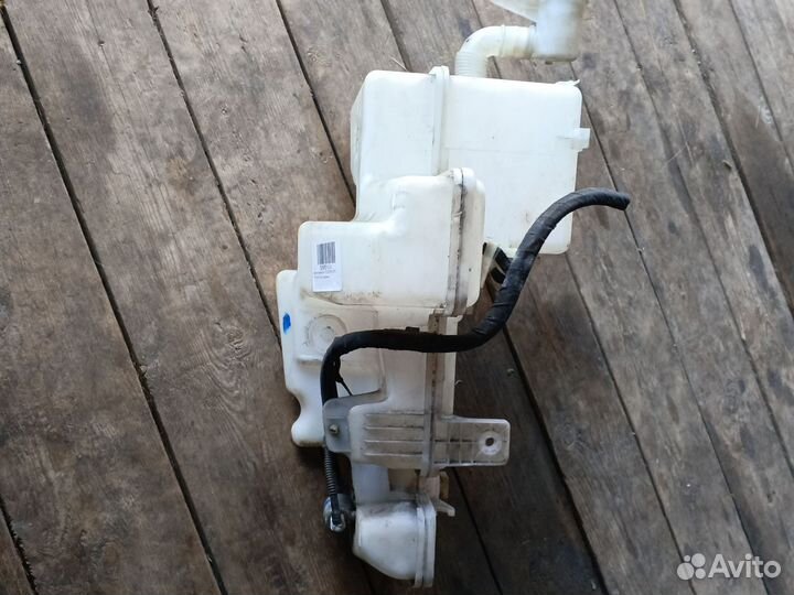 Бачок омывателя на volkswagen Touran 2009 год