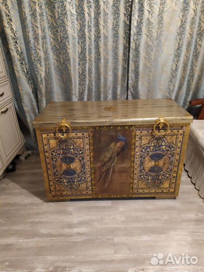 Сундук в стиле барокко с павлином