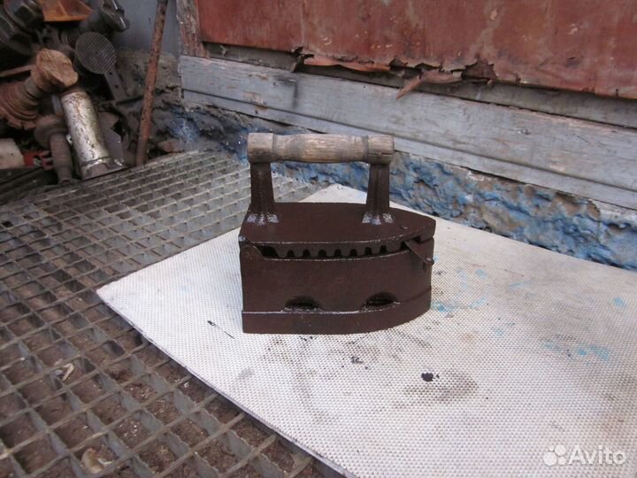 Утюг старинный угольный