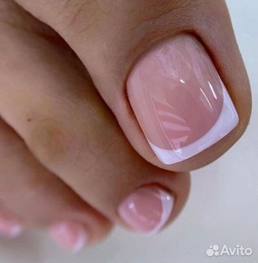 Модель на педикюр с покрытием гель-лак