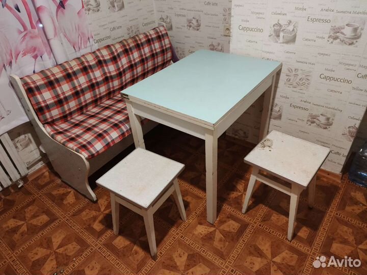 Стол,диван,табуретки на кухню