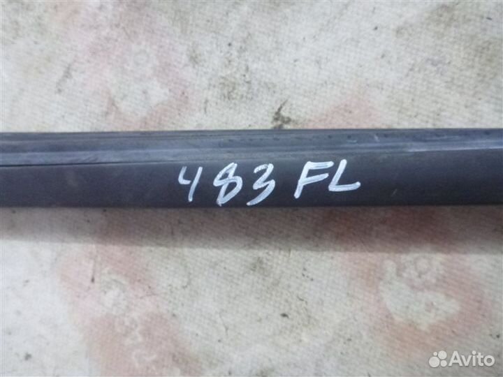 Уплотнительная резинка стекла передняя левая