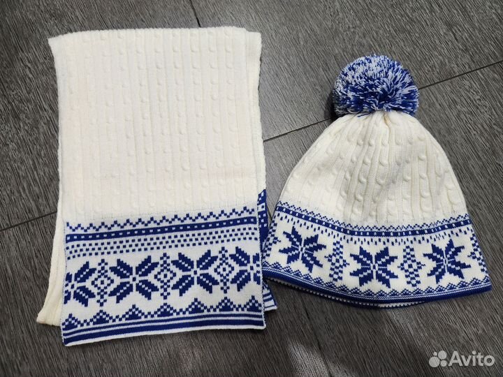 Новогодний подарочный комплект шапка с шарфом