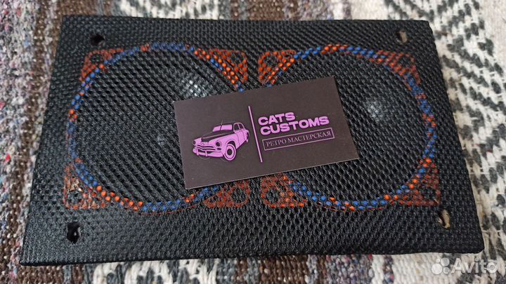 Подиум с динамиками газ