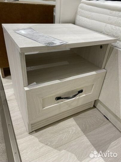 Прикроватные тумбы