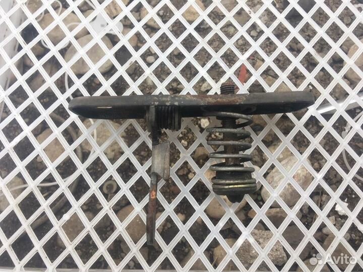 Крючок капота Фольксваген Гольф 2 Джетта 2