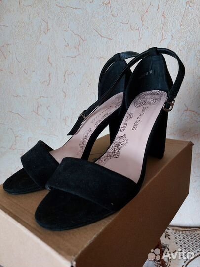 Босоножки черные 38 на каблуке