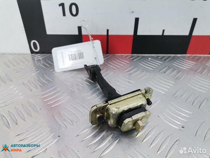 Ограничитель открывания двери Kia Carens 2 2005