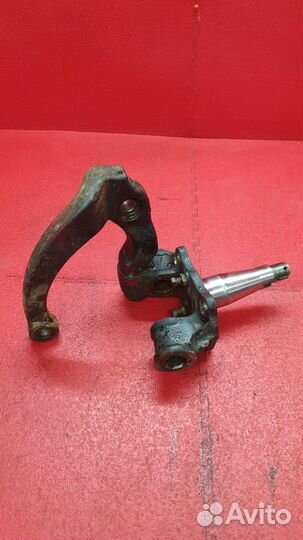 Кулак поворотный (цапфа) левый isuzu NMR 85 E5