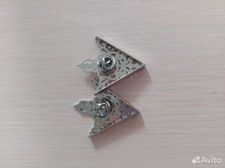 Украшение на воротник рубашки