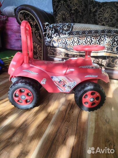 Машинка-каталка (толокар)