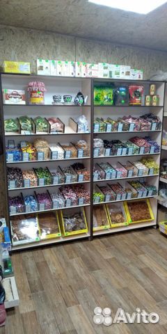 Остекленная витрина и мебель для магазина