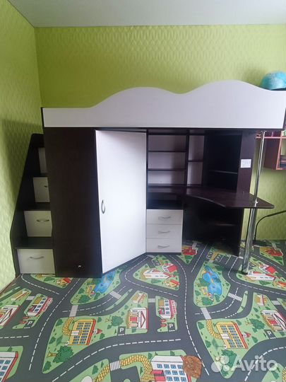 Кровать чердак со столом и шкафом