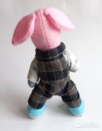 Поросёнок в клетчатом костюме свинка Пэпа