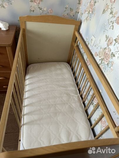Детская кроватка с маятником