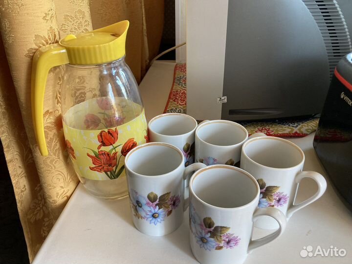 Кувшин и чашки