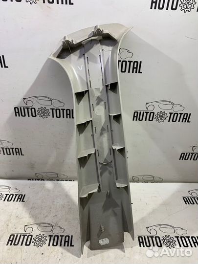 Обшивка центральной стойки левая Nissan Terrano