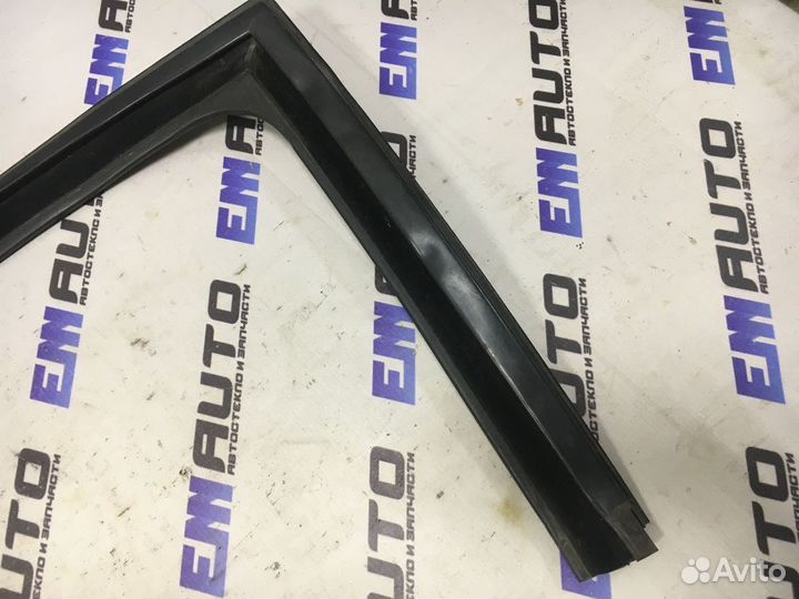 Уплотнитель стекла заднего правого Рено Меган 2