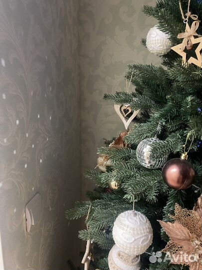 Ель искуственная с игрушками
