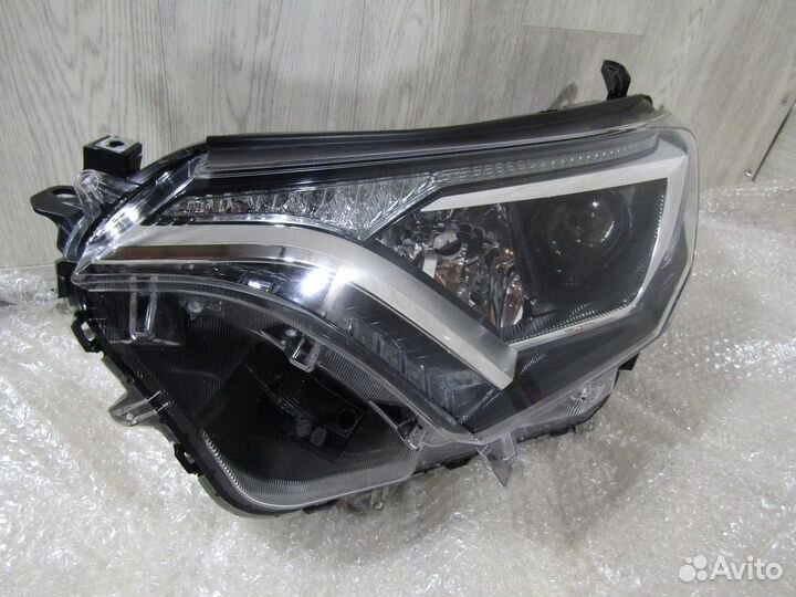Фара левая Toyota RAV4