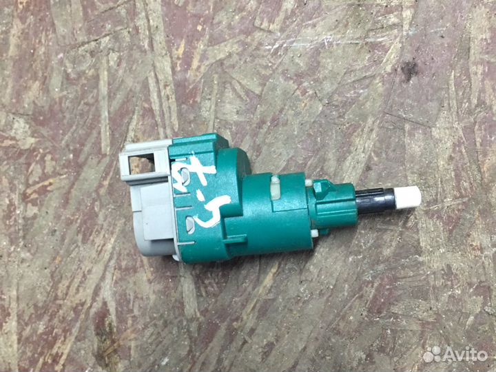 Выключатель стоп сигнала Audi Q-7