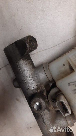 Главный тормозной цилиндр Nissan Primera