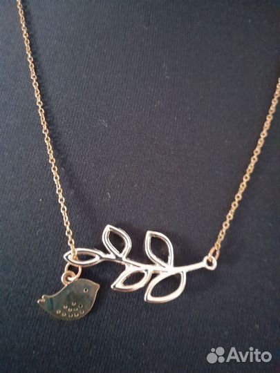 Цепочка, кулон, веточка и птичка
