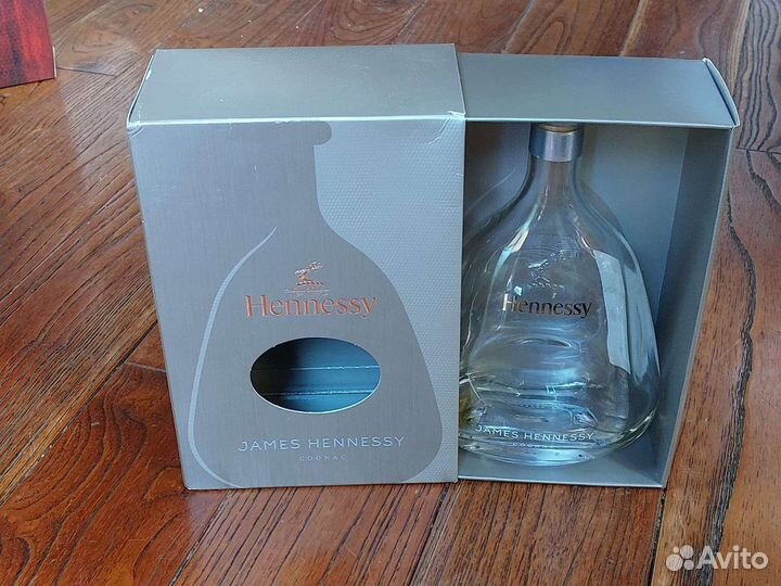 Коробка с пустой бутылкой от Hennessy James