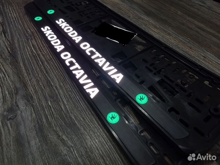 Рамка номерного знака с подсветкой текста