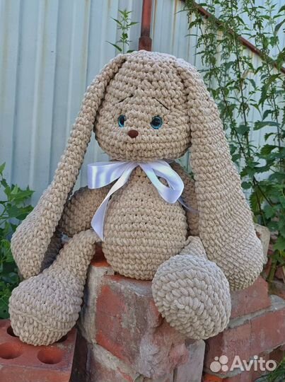 Плюшевый вязаный зайка