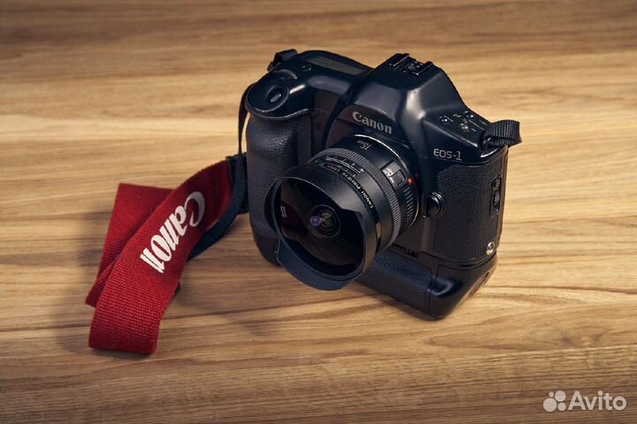 Зеркальный фотоаппарат Canon EOS 1