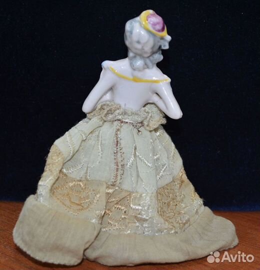 Фарфоровая статуэтка. игольница- девушка С веером