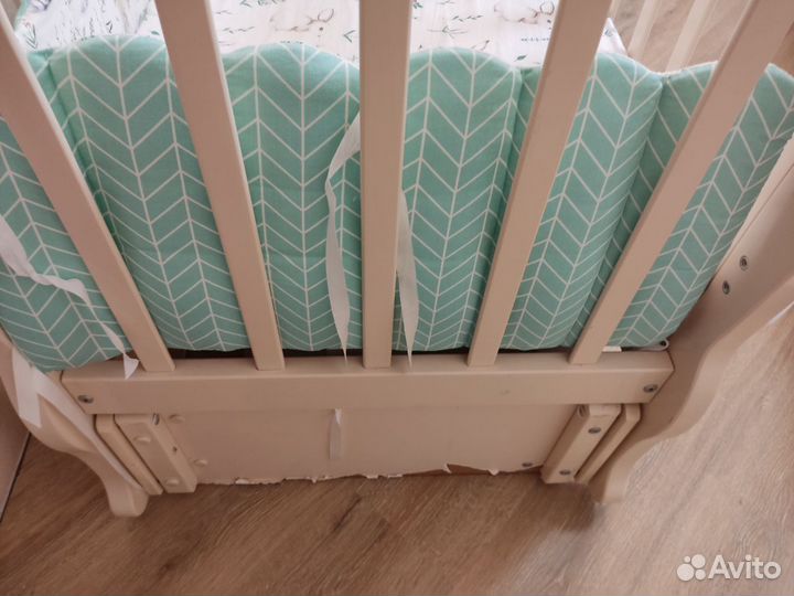 Детская кроватка с маятником и ящиком
