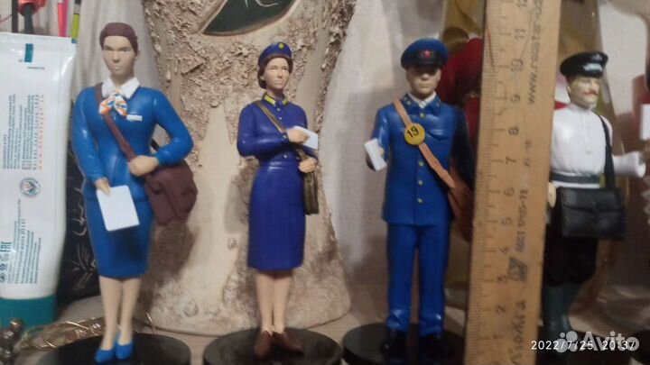 Фигурка почтальона