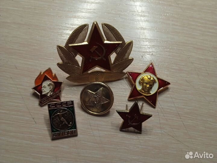 Значки и одна пуговица СССР