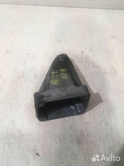 Кронштейн двигателя правый Мерседес W211 2.2 TDI