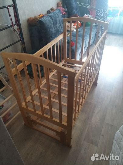 Детская кроватка с маятником