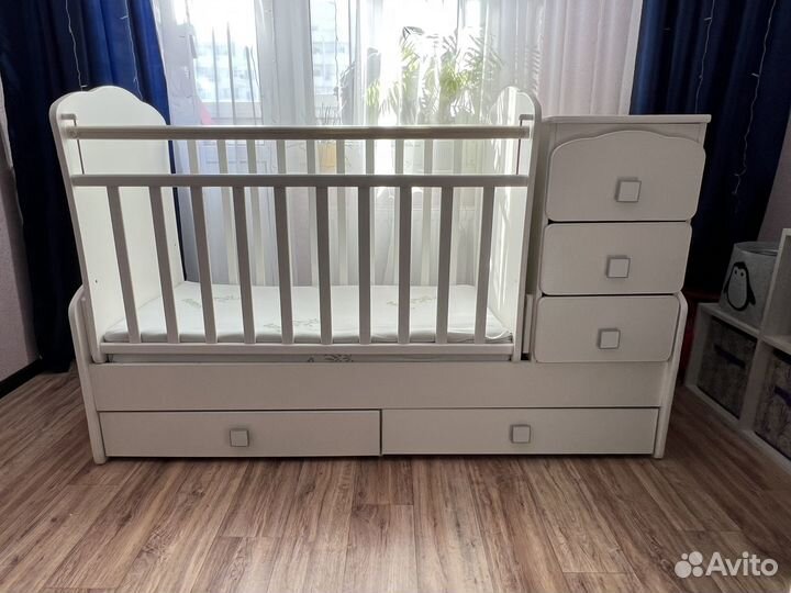 Детская кроватка с маятником белая