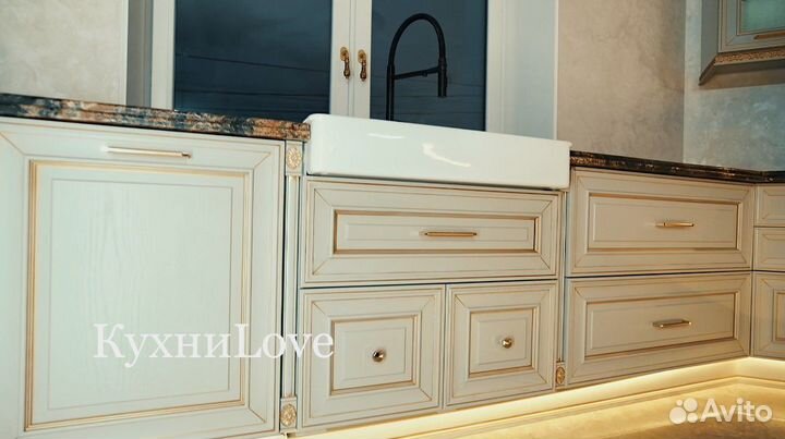 Кухня из массива с островом.классика