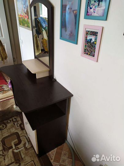 Туалетный столик с зеркалом