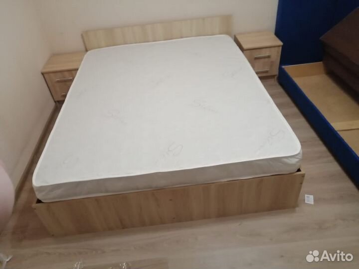 Кровать с матрасом