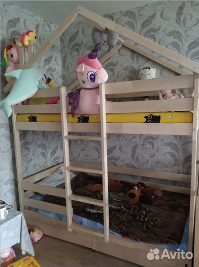 Двухъярусная кровать домик