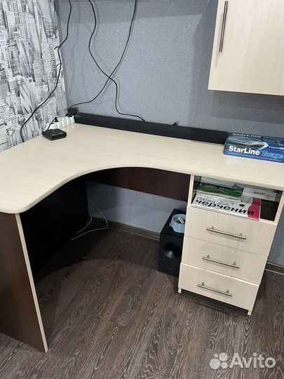 Угловой письменный стол