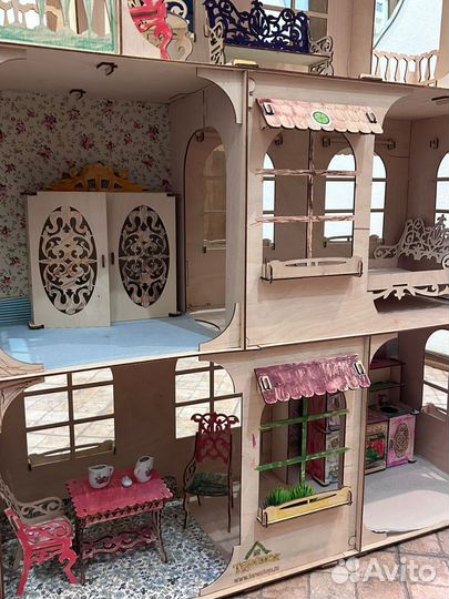 Большой кукольный домик с мебелью