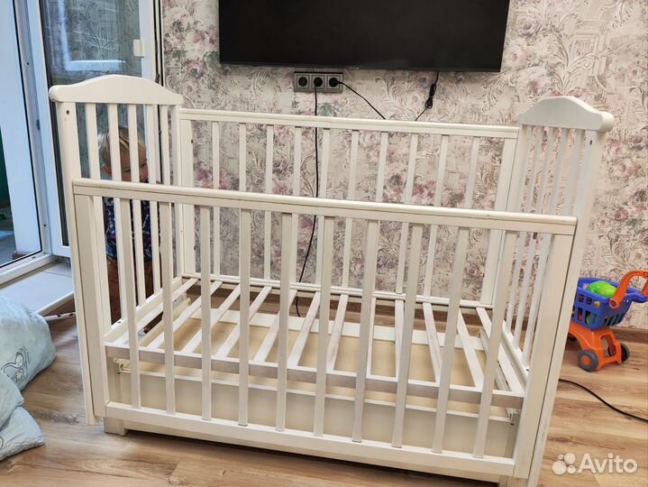 Детская кроватка с матрасом и бортиками