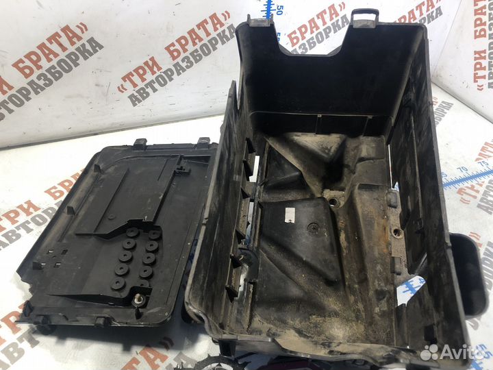 Шкода Фабия Площадка аккумулятора