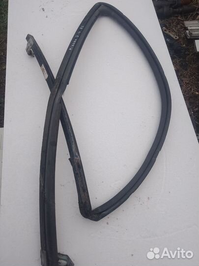 Уплотнитель стекла двери Nissan