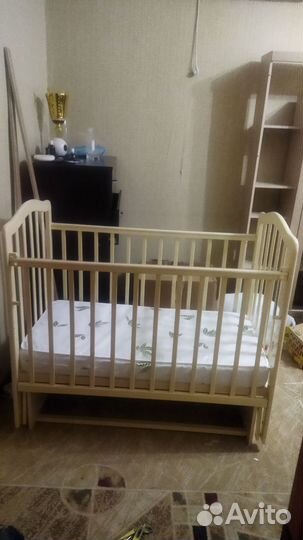 Детская кроватка с маятником и ящиком