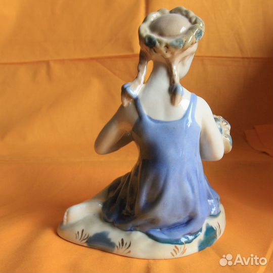 Фарфор: Статуэтка «Девочка с букетом»