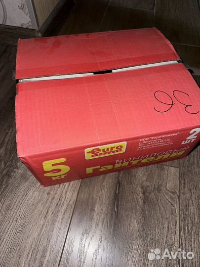 Спортивный инвентарь (гантели и коврик)